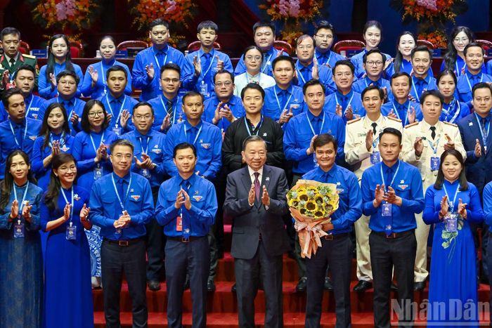 Tổng Bí thư, Chủ tịch nước Tô Lâm tặng hoa chúc mừng Ban Chấp hành Trung ương Đoàn khóa XIII.