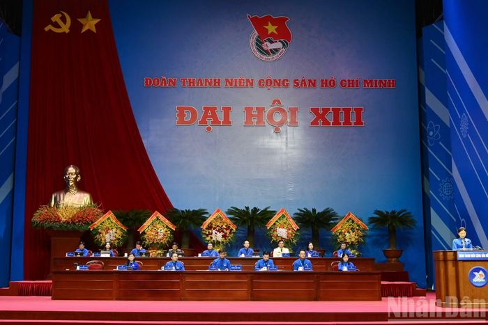 Đoàn Chủ tịch điều hành phiên trọng thể.