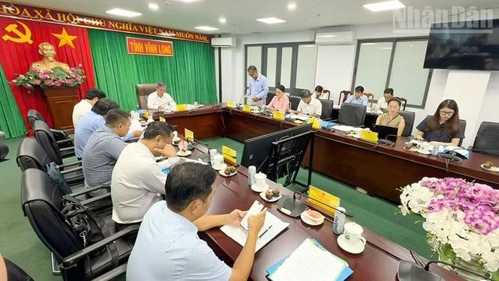 Lãnh đạo sở ngành phát biểu tại cuộc họp.
