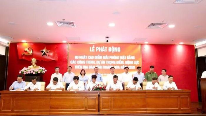 Đại diện các phường, xã ký cam kết thực hiện tiến độ giải phóng mặt bằng các công trình, dự án trọng điểm.