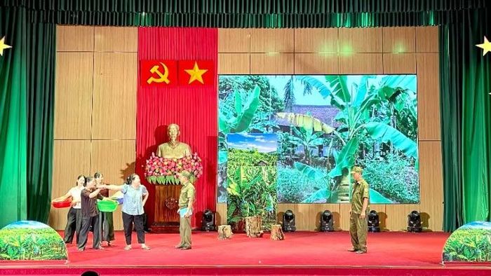 Phần thi xử lý tình huống của cụm thi số 10 qua tiểu phẩm "Đất nhảy dù".