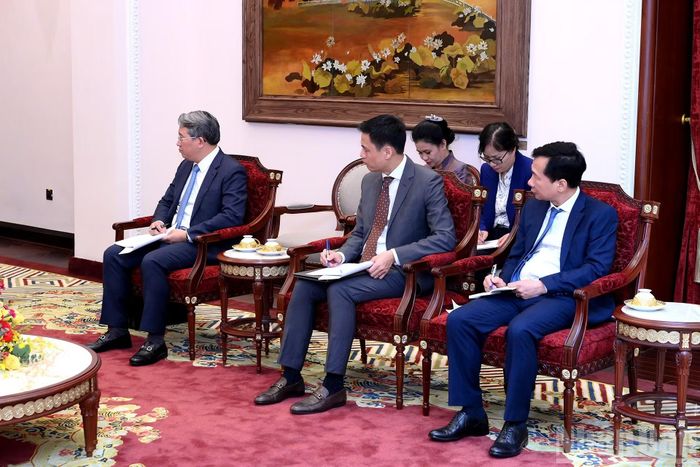 Các đại biểu tham dự cuộc tiếp.
