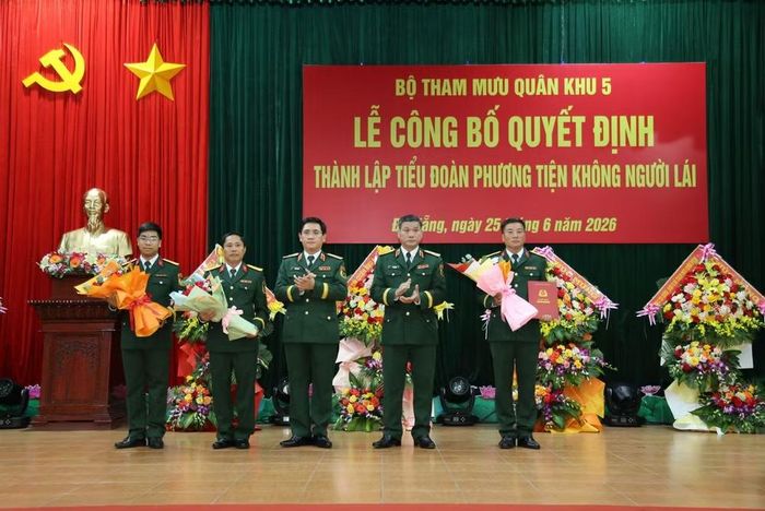 Trung tướng Lê Ngọc Hải, Ủy viên Trung ương Đảng, Tư lệnh Quân khu 5 và Thiếu tướng Phan Đại Nghĩa, Ủy viên Ban Thường vụ Đảng ủy, Phó Tư lệnh kiêm Tham mưu trưởng Quân khu trao quyết định và tặng hoa chúc mừng Ban chỉ huy Tiểu đoàn Phương tiện không người lái.