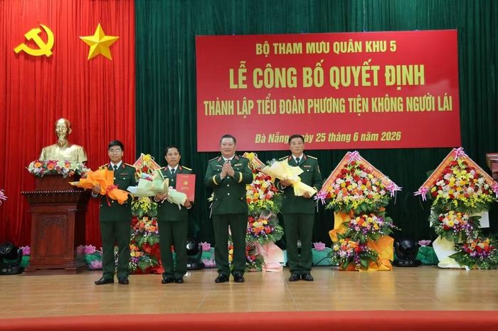 Thiếu tướng Lưu Xuân Phương, Bí thư Đảng ủy, Phó Tham mưu trưởng Quân khu trao quyết định về thành lập Đảng bộ Tiểu đoàn.