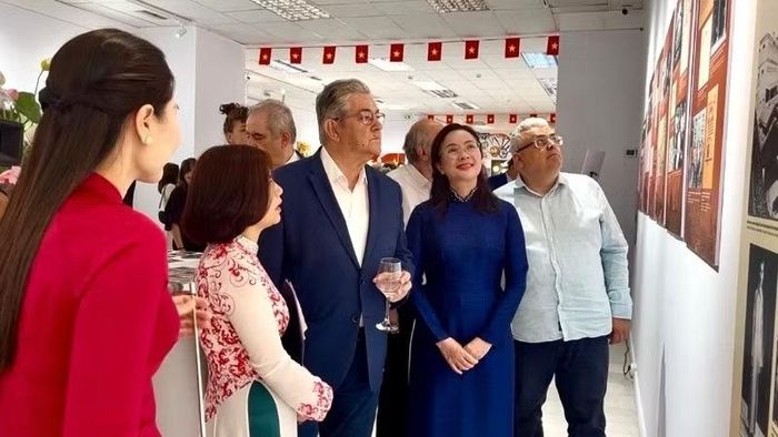 Các đại biểu tham quan Trưng bày chuyên đề. (Ảnh: Ban tổ chức)