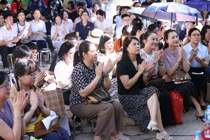 Việc chủ động cung cấp thông tin chính xác, đầy đủ, trực tiếp giải đáp những câu hỏi cho phụ huynh, học sinh trước khi nhập học đã thể hiện sự chuyên nghiệp, tinh thần trách nhiệm của các nhà trường. Sự đồng hành này từ phía nhà trường được các phụ huynh đón nhận và đánh giá cao.