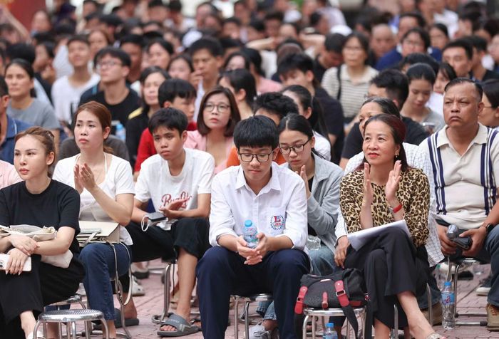 Năm học 2026-2027, khối 10 của Trường trung học phổ thông Đoàn Kết - Hai Bà Trưng có 15 lớp với 5 mô hình lớp học, được chia thành hai nhóm định hướng chính là Khoa học tự nhiên và Khoa học xã hội, tạo điều kiện để học sinh lựa chọn phù hợp với năng lực, sở trường và định hướng nghề nghiệp tương lai.