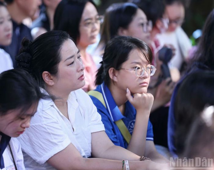 Buổi giới thiệu thu hút sự quan tâm của đông đảo học sinh, phụ huynh.