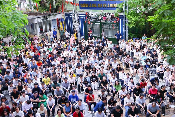 Đông đảo học sinh, cha mẹ học sinh có mặt tại Trường trung học phổ thông Trần Nhân Tông để nắm bắt các thông tin về nhà trường và nghe thầy cô tư vấn chọn tổ hợp môn học