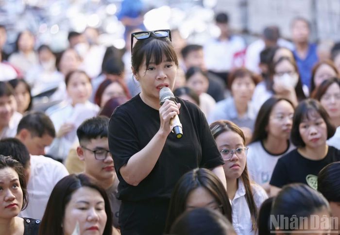 Các phụ huynh đặt câu hỏi về những vấn đề quan tâm và nhận được giải đáp trực tiếp từ Hiệu trưởng, Ban Giám hiệu nhà trường.