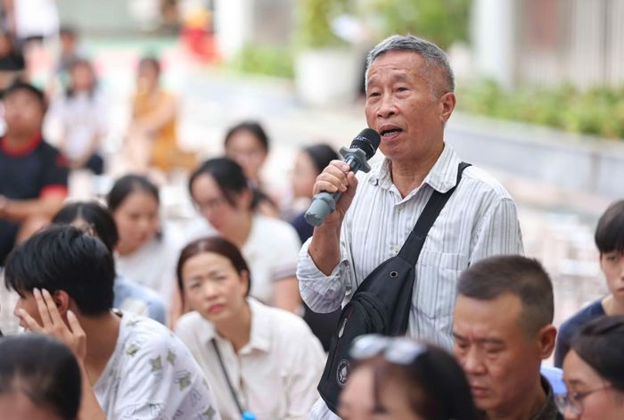 Một phụ huynh đặt câu hỏi trực tiếp tới các thầy cô