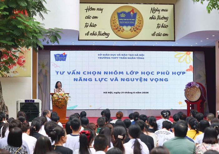 Đại diện nhà trường cũng tư vấn, hướng dẫn phụ huynh cách thức nhập học lớp 10 và trao đổi về việc lựa chọn tổ hợp môn học gắn với định hướng chọn ngành, chọn nghề trong tương lai.