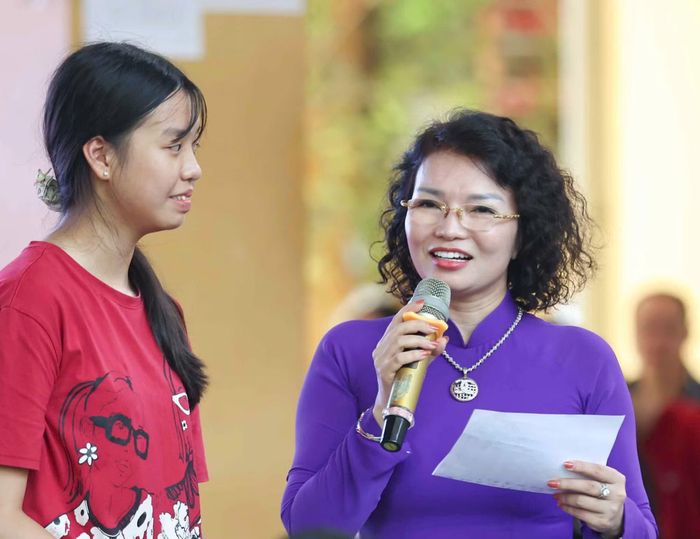 Hiệu trưởng Trường trung học phổ thông Trần Nhân Tông Vũ Thị Hậu giải đáp trực tiếp câu hỏi của học sinh