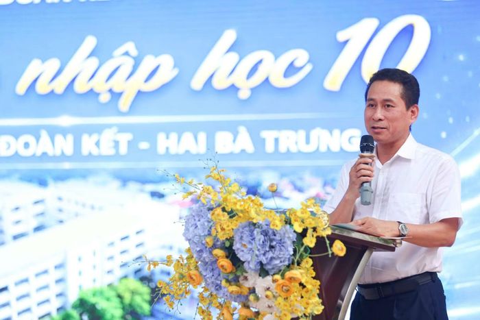 Hiệu trưởng Trường trung học phổ thông Đoàn Kết-Hai Bà Trưng Lê Việt Dương trao đổi thông tin đến học sinh, cha mẹ học sinh trong buổi Tư vấn nhập học lớp 10.