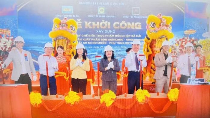 Đồng chí Cao Thị Hòa An, Ủy viên Trung ương Đảng, Phó Bí thư Thường trực Tỉnh ủy, Chủ tịch Hội đồng nhân dân tỉnh Đắk Lắk và các đại biểu thực hiện nghi thức khởi công xây dựng 3 dự án gồm: Nhà máy sản xuất sơ mi rơ-móc và phụ tùng - Kotinochi Phú Yên; dự án Nhà máy sản xuất phân bón Agrilong - Green World và dự án Nhà máy chế biến thuộc Khu A - Khu công nghiệp Hòa Hiệp 1, phường Hòa Hiệp.
