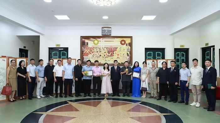 Nhà hát Ca múa nhạc quốc gia Việt Nam và Nghệ sĩ Ưu tú Tố Nga nhận giải thưởng.