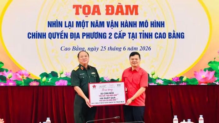 Thiếu tướng Đoàn Xuân Bộ, Tổng Biên tập Báo Quân đội nhân dân trao hỗ trợ cho hoạt động an sinh xã hội tại tỉnh Cao Bằng.