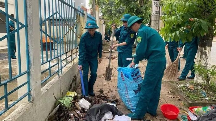 Chi đoàn Ban chỉ huy quân sự phường Bình Thủy dọn dẹp rác thải trên địa bàn.