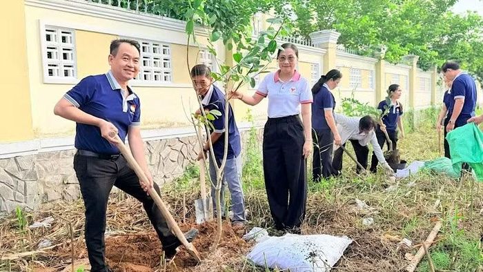 Đoàn viên, thanh niên An Bình trồng cây xanh, góp phần bảo vệ môi trường.