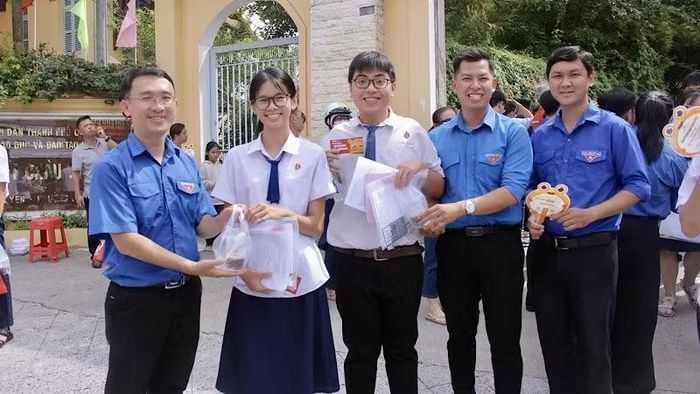 Đoàn viên, thanh niên phường Ninh Kiều tiếp sức mùa thi năm 2026.