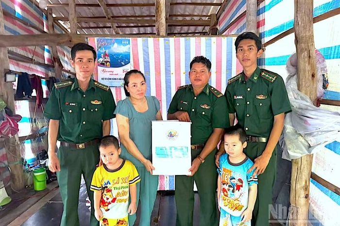 Đồn Biên phòng Hòn Chuối (tỉnh Cà Mau) tổ chức thăm hỏi, tặng quà cho các hộ nghèo sinh sống trên đảo Hòn Chuối.