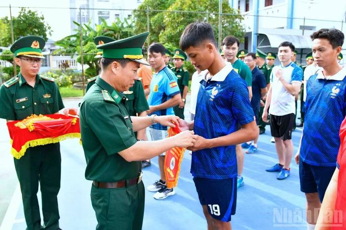Đại tá Phạm Minh Giang, Chính ủy Bộ đội Biên phòng tỉnh Cà Mau tặng cờ lưu niệm cho các đội tham gia giải bóng chuyền tổ chức tại Ban Chỉ huy Bộ đội Biên phòng tỉnh.