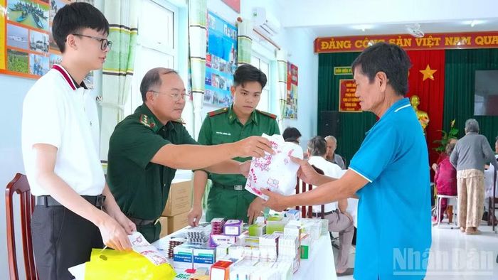 Ban Chỉ huy Bộ đội Biên phòng tỉnh Cà Mau phối hợp địa phương tổ chức khám bệnh, cấp phát thuốc miễn phí cho người dân tại xã Gành Hào, tỉnh Cà Mau.