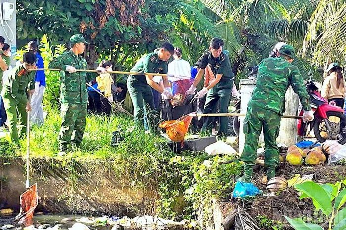 Đồn Biên phòng Nhà Mát (tỉnh Cà Mau) phối hợp cùng lực lượng địa phương ra quân vệ sinh môi trường nhân ngày kỷ niệm.