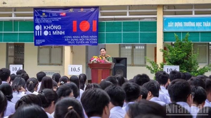 Cơ quan Công an tỉnh Đồng Tháp tuyên truyền, phổ biến pháp luật trong học sinh.