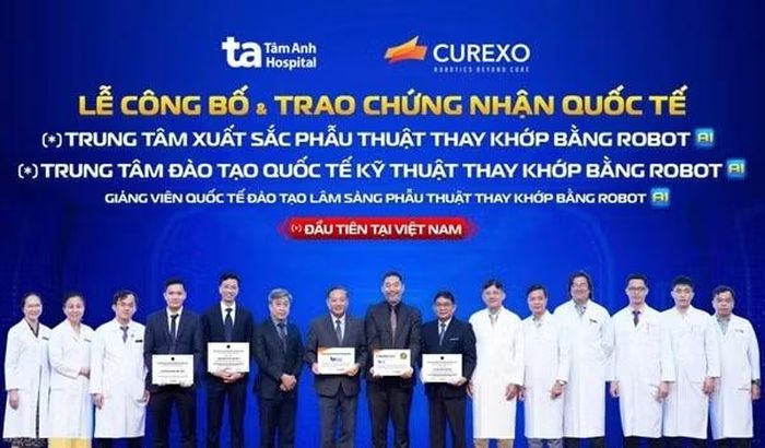 Buổi lễ trao 3 chứng nhận quốc tế xuất sắc về phẫu thuật thay khớp bằng robot AI CUVIS-Joint đầu tiên tại Việt Nam cho Bệnh viện Tâm Anh.