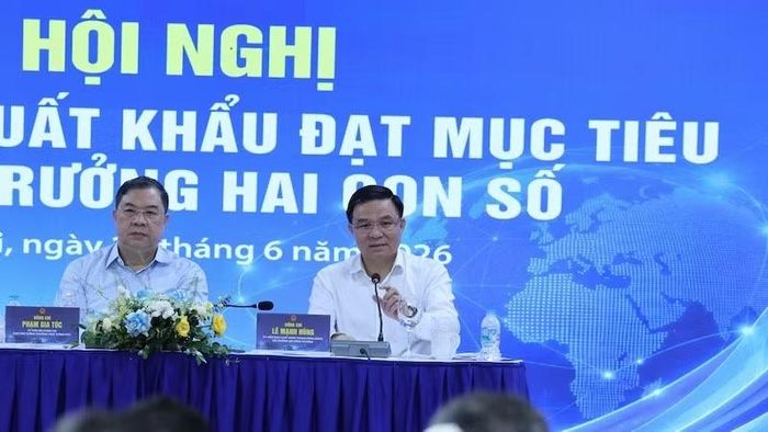 Phó Thủ tướng Thường trực Chính phủ Phạm Gia Túc và Bộ trưởng Công thương Lê Mạnh Hùng chủ trì hội nghị.