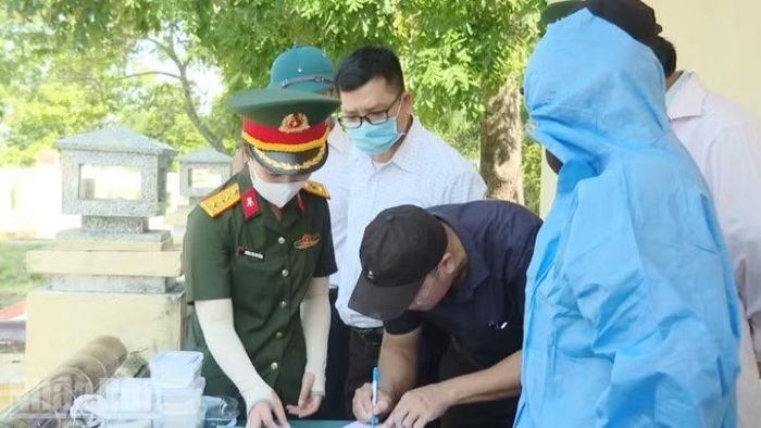 Các lực lượng chuyên trách thực hiện số hóa việc lấy mẫu sinh phẩm. (Ảnh: Quang Đạo)