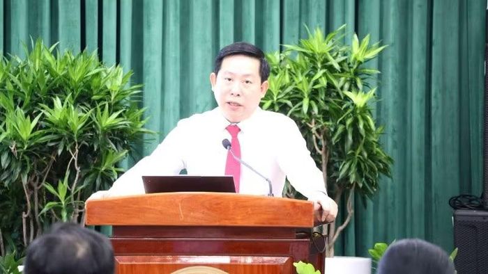 Tiến sĩ Nguyễn Tấn Vinh, Giám đốc Học viện Chính trị Khu vực II phát biểu kết luận tại hội thảo.