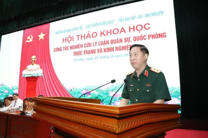 Trung tướng Nguyễn Quốc Tuấn, Chính ủy Trường Sĩ quan Chính trị phát biểu khai mạc hội thảo.