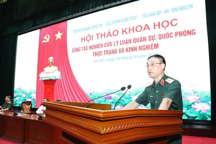 Thiếu tướng, Phó Giáo sư, Tiến sĩ Lương Thanh Hân, Hiệu trưởng Trường Sĩ quan Chính trị phát biểu kết luận hội thảo .