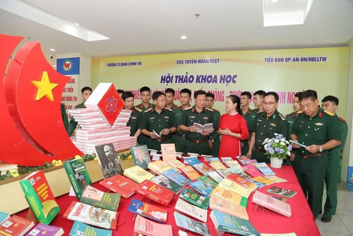 Các đại biểu dự hội thảo tham quan trưng bày sách.