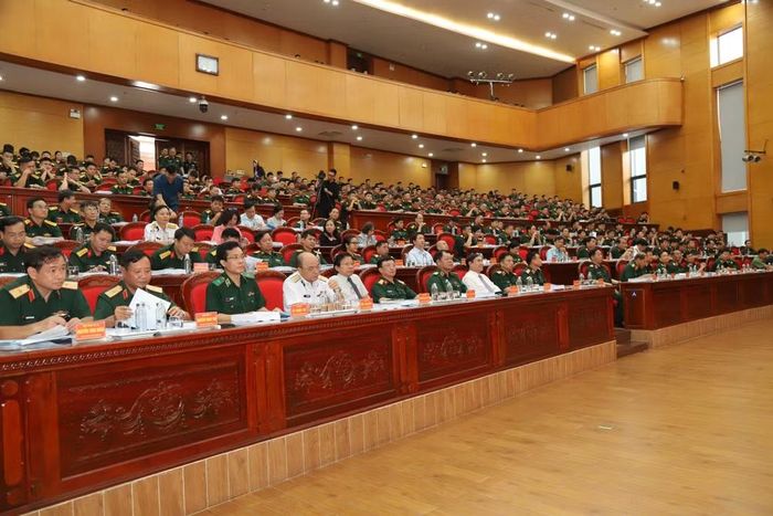 Các đại biểu dự hội thảo tham quan trưng bày sách.