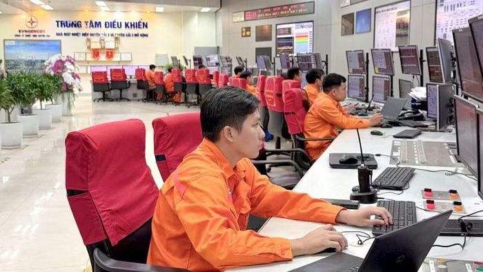 Tại phòng điều khiển trung tâm Nhà máy Nhiệt điện Duyên Hải 3 và Duyên Hải 3 mở rộng, các thông số vận hành được theo dõi liên tục nhằm bảo đảm các tổ máy hoạt động ổn định.