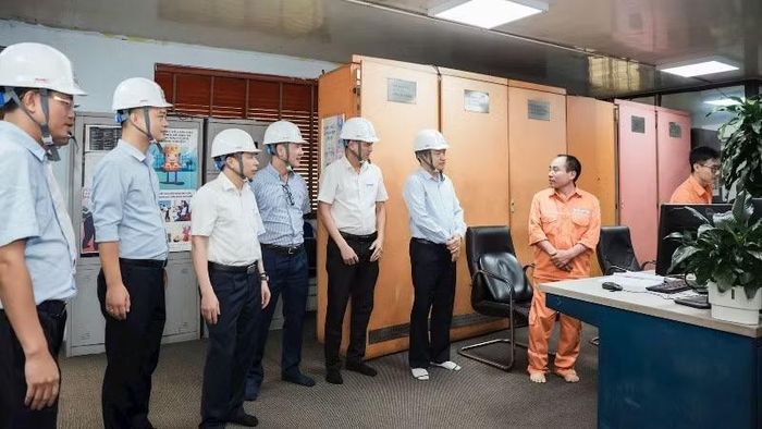 Đoàn công tác EVNGENCO1 kiểm tra công tác vận hành tại Nhà máy Nhiệt điện Quảng Ninh.