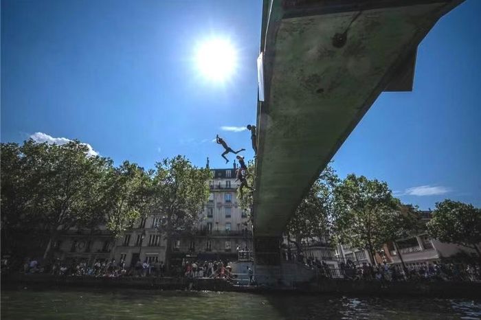 Người dân nhảy xuống kênh Saint-Martin để giải nhiệt trong thời tiết nóng bức ở Paris. (Ảnh: Tân Hoa Xã)