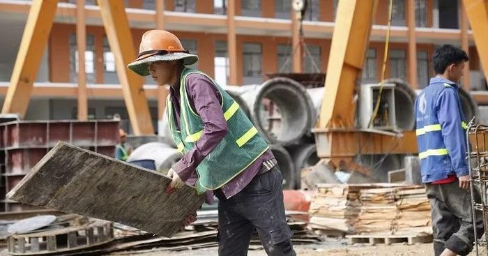 Ngoài nỗi lo tiến độ, nhiều doanh nghiệp xây dựng tại Điện Biên hiện đang đối diện nỗi lo "hụt" lao động do nhu cầu lao động tăng đột biến tại địa phương.