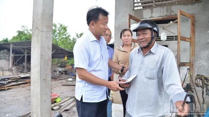Lãnh đạo tỉnh Đồng Tháp tặng quà cho gia đình bị thiệt hại nặng do lốc xoáy, gió giật mạnh gây ra.