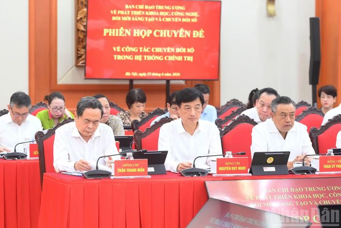 Các đồng chí lãnh đạo Đảng, Nhà nước và các đại biểu tham dự phiên họp.
