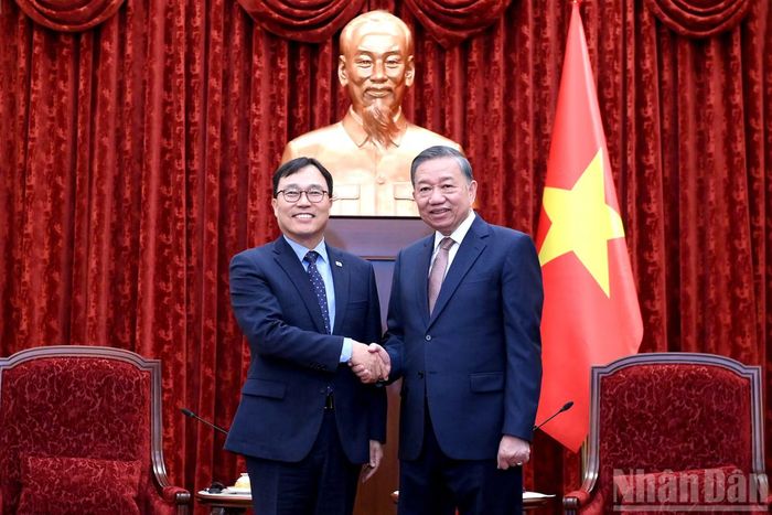  Tổng Bí thư, Chủ tịch nước Tô Lâm và Đại sứ Hàn Quốc tại Việt Nam Choi Youngsam. 