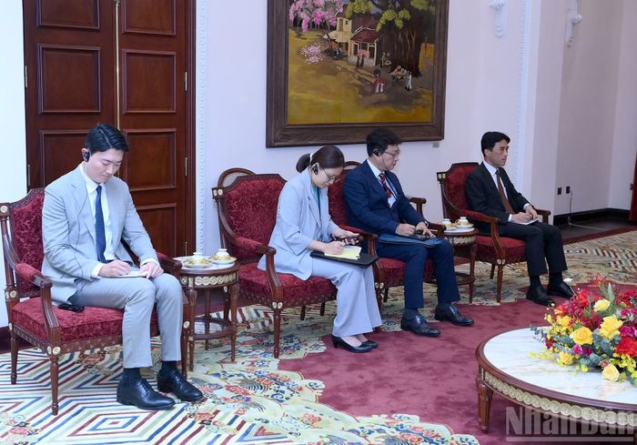 Các đại biểu tham dự cuộc tiếp.