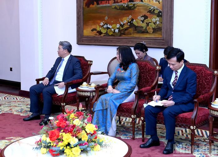 Các đại biểu tham dự cuộc tiếp.