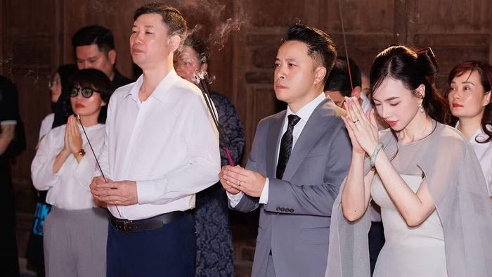 Ê-kíp làm lễ dâng hương tại Khu di tích Lam Sơn,Thanh Hóa.