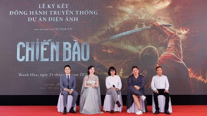 Ê-kíp chia sẻ về dự án.