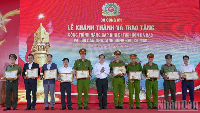 Trao tặng Bằng khen của Bộ Công an cho nhiều tập thể, cá nhân đóng góp tích cực trong việc hỗ trợ xây cất 500 căn nhà cho đồng bào tỉnh Cà Mau.