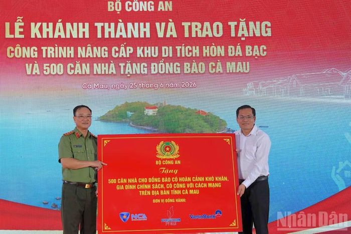 Thượng tướng Phạm Thế Tùng, Thứ trưởng Công an (bên trái) bàn giao 500 căn nhà cho đại diện chính quyền tỉnh Cà Mau.